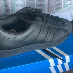 Adidas black sneaker